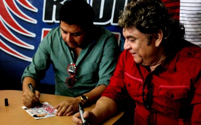 Firma de autógrafos con José Manuel  Zamacona y los Yonics