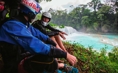 Kayaking en las cascadas de agua azul