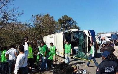 Dos muertos y 23 heridos por volcadura en Chiapas