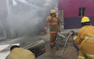 Camioneta casi se incendia en taller
