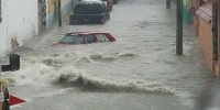 Fuerte lluvia arrastró carros en Comitán