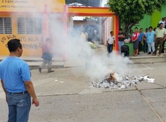 CNTE quema exámenes de la SEP en Chiapas