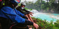 Kayaking en las cascadas de agua azul