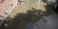 Vecinos del Barrio Hidalgo viven inundados por aguas negras