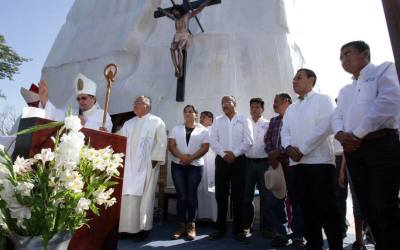 Develan placa del Cristo Pescador en La Concordia