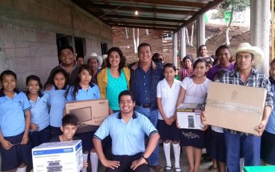 Tierra Verde entrega equipos de cómputo a escuelas