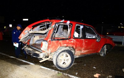 Aparatosa volcadura deja un muerto y un herido