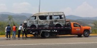 Se calcina combi donde viajaban militantes del Partido Verde