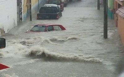 Fuerte lluvia arrastró carros en Comitán