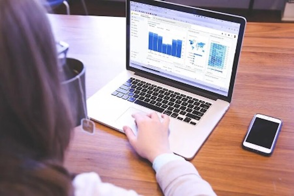 Mujer con laptop